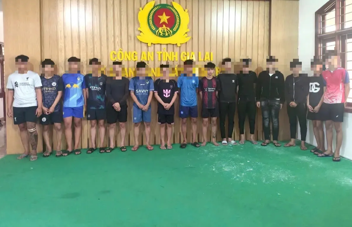Mang hung khí đi tìm đối thủ, nhóm thanh thiếu niên chém nhầm người đi đường- Ảnh 1.