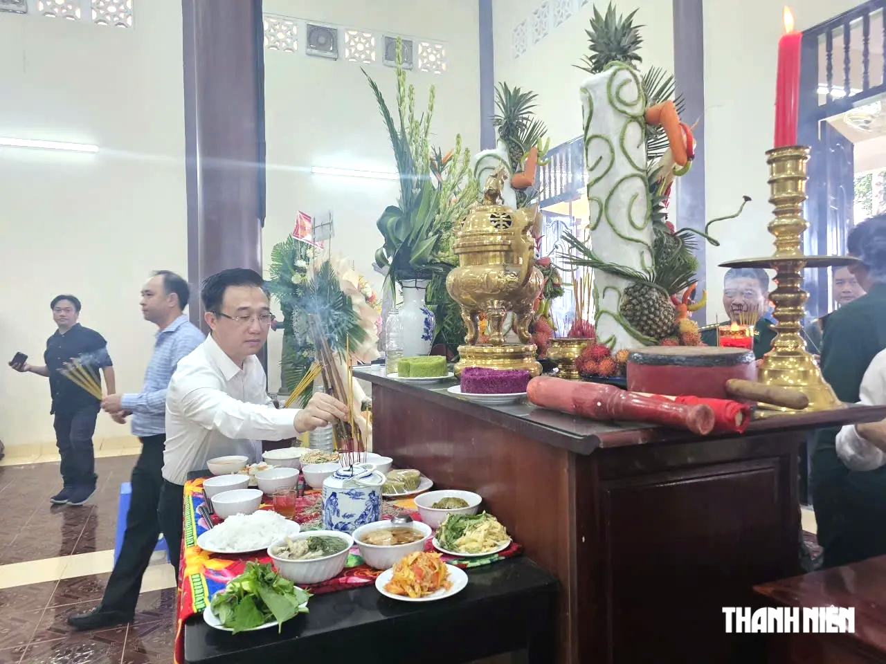 Thắp hương tri ân các Anh hùng liệt sĩ ở quê hương liệt sĩ Nguyễn Thanh Đằng - Ảnh 1.