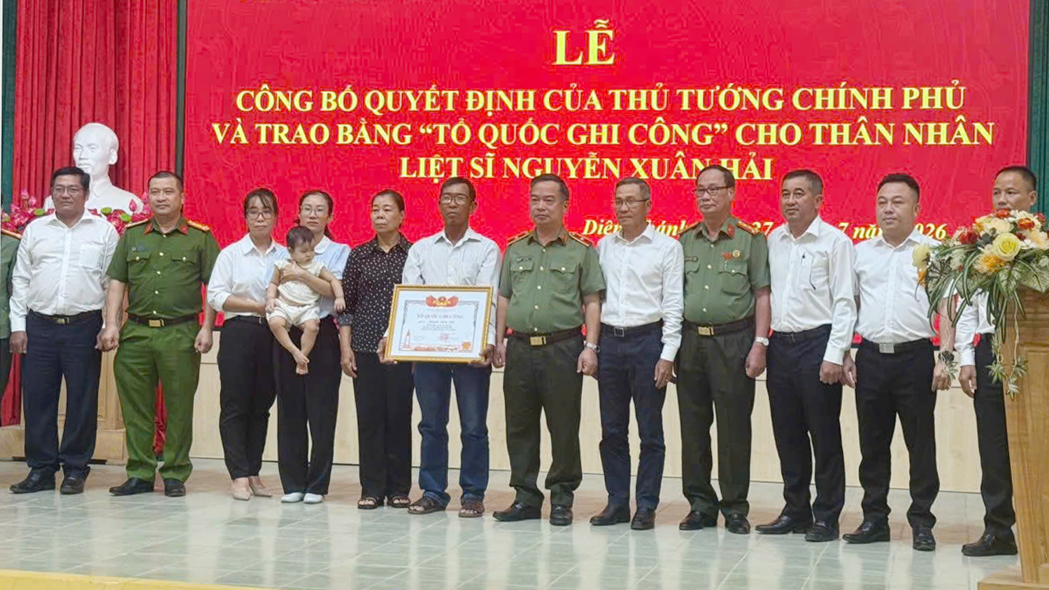 Trao Bằng 'Tổ quốc ghi công' cho thiếu tá Nguyễn Xuân Hải - Ảnh 1.