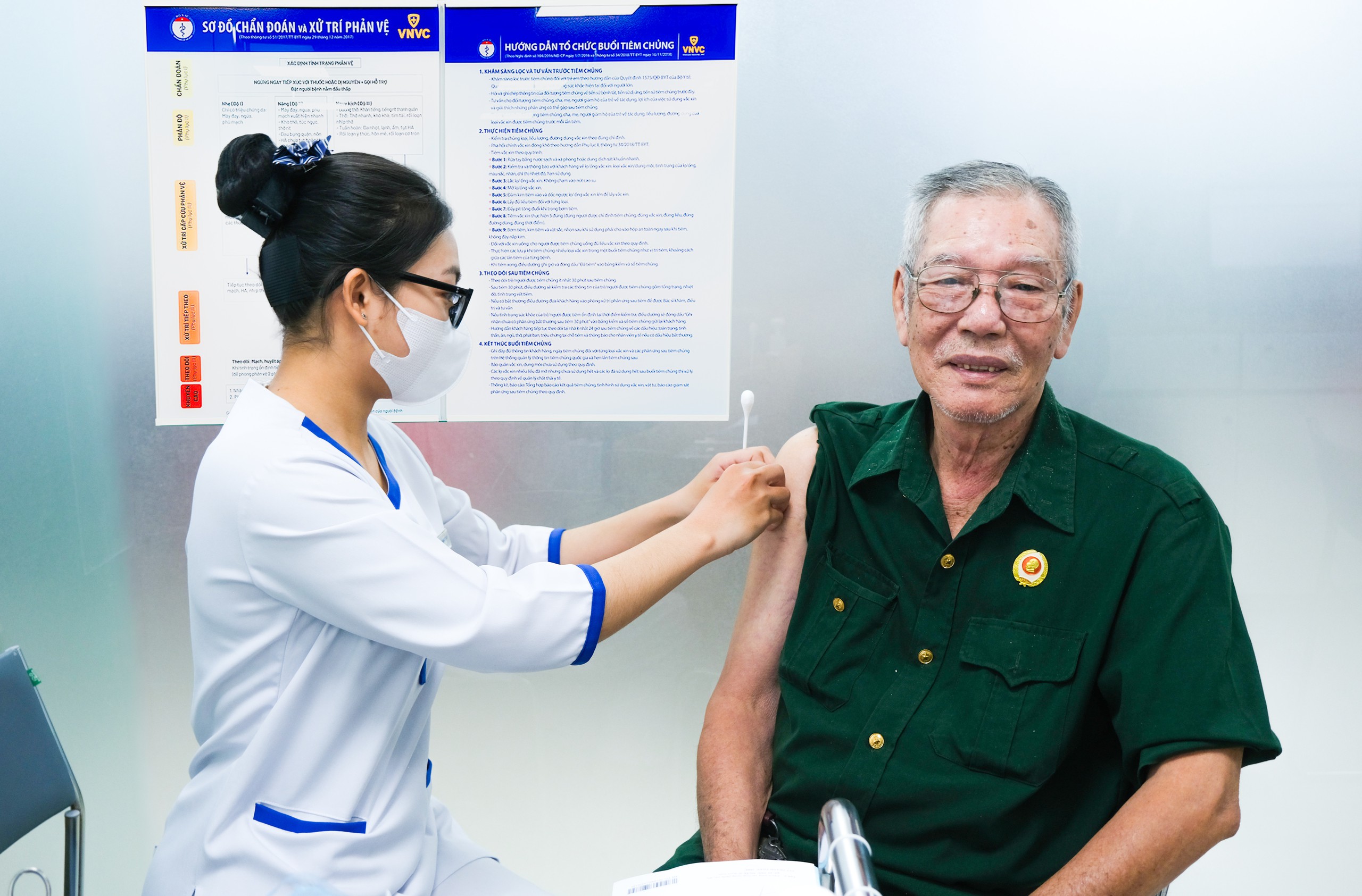 Tri ân người có công bằng 10.000 liều vắc xin cúm - Ảnh 1.