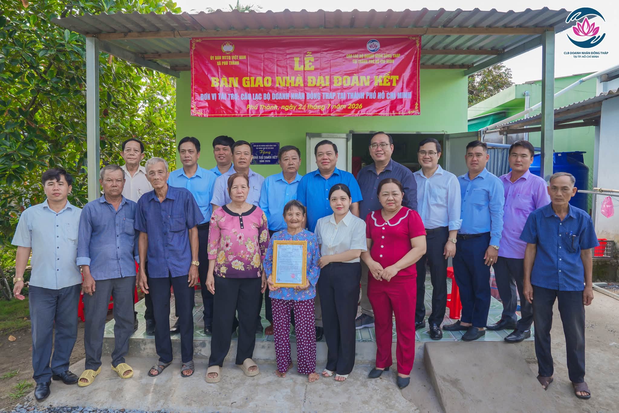 Doanh nhân Đồng Tháp tại TP.HCM trao tặng nhà, điện thoại thông minh nhân Ngày Thương binh - Liệt sĩ - Ảnh 1.