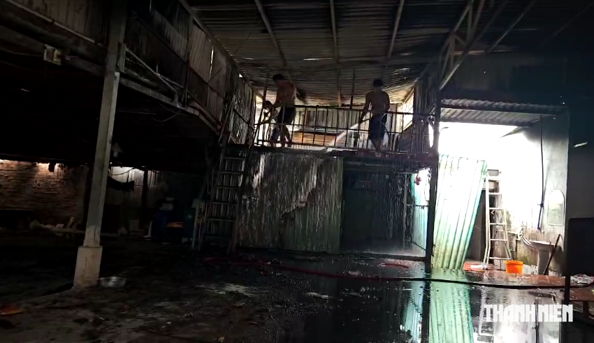 Cháy nhà trong hẻm đường Kênh 19-5, khu dân cư nháo nhào - Ảnh 2.