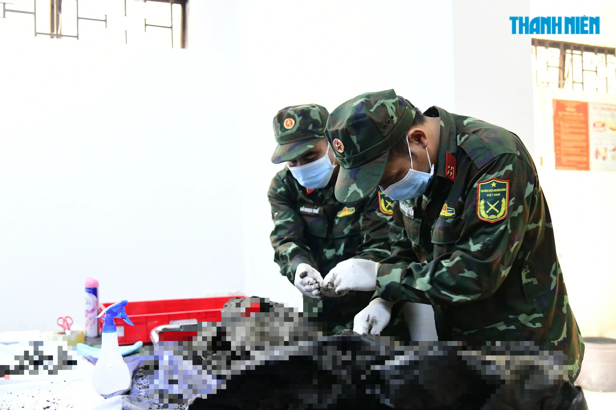 Bóctách thành công 2 bộ hài cốt liệt sĩ tập thể tại công viên Lê Thị Riêng - Ảnh 1.