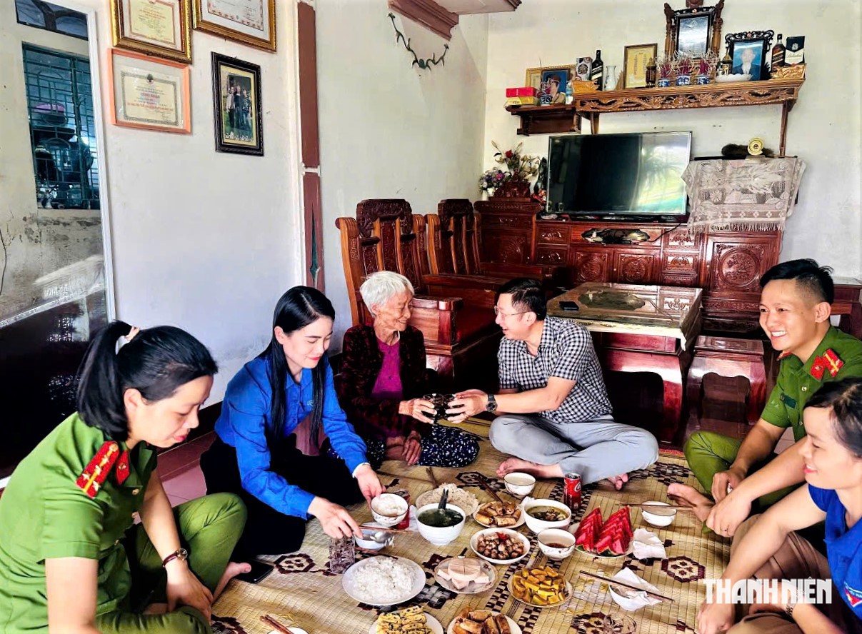 Những 'bữa cơm ấm tình' của người trẻ bên các Mẹ Việt Nam anh hùng - Ảnh 2.