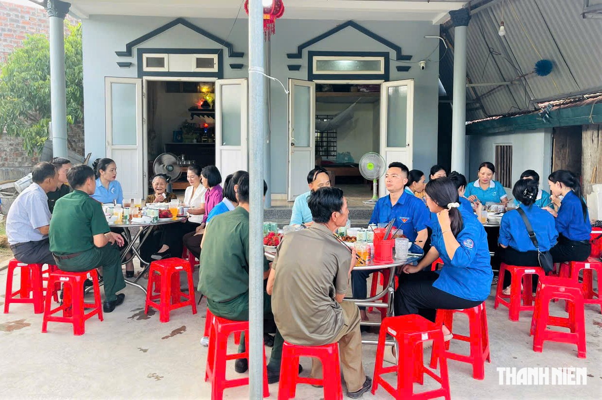 Những 'bữa cơm ấm tình' của người trẻ bên các Mẹ Việt Nam anh hùng - Ảnh 4.