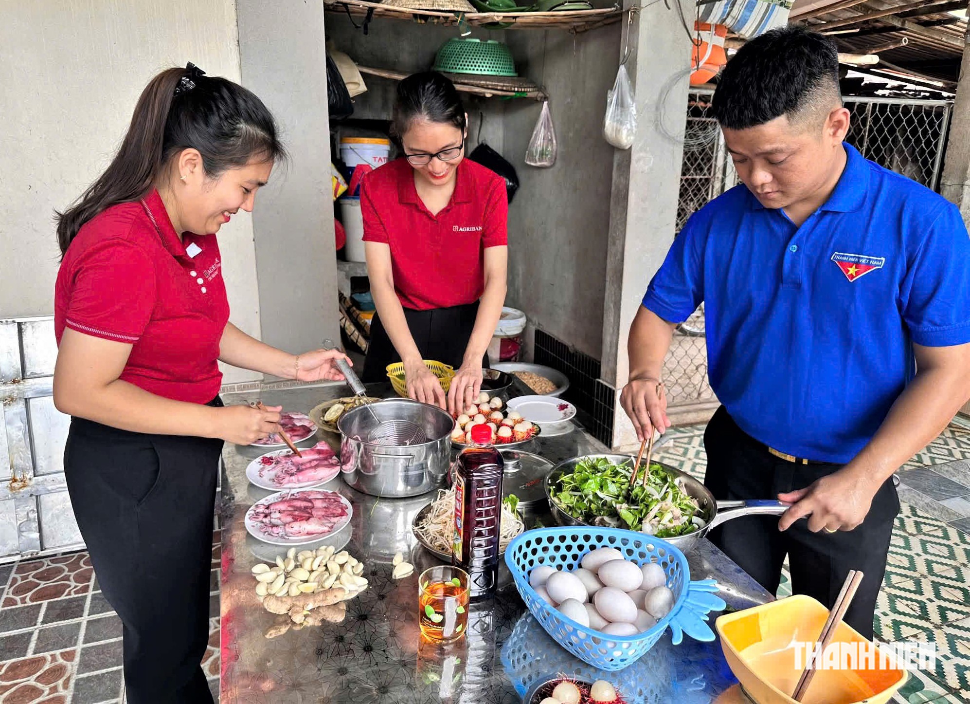 Những 'bữa cơm ấm tình' của người trẻ bên các Mẹ Việt Nam anh hùng - Ảnh 3.