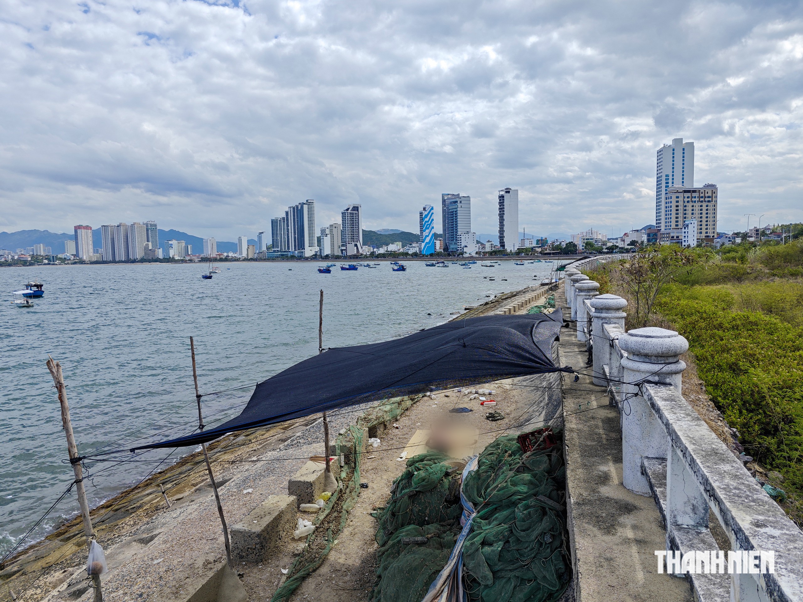 Điều tra vụ phát hiện thi thể ở bờ kè biển Nha Trang - Ảnh 2.
