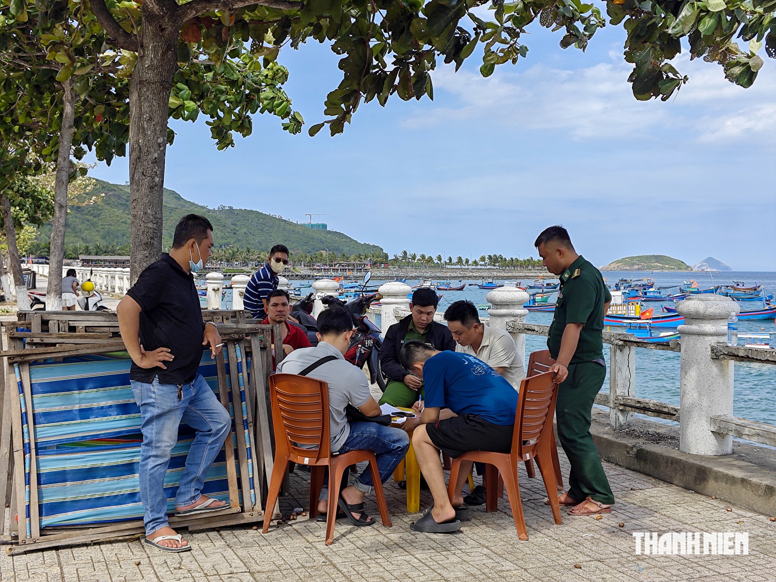 Điều tra vụ phát hiện thi thể ở bờ kè biển Nha Trang - Ảnh 1.