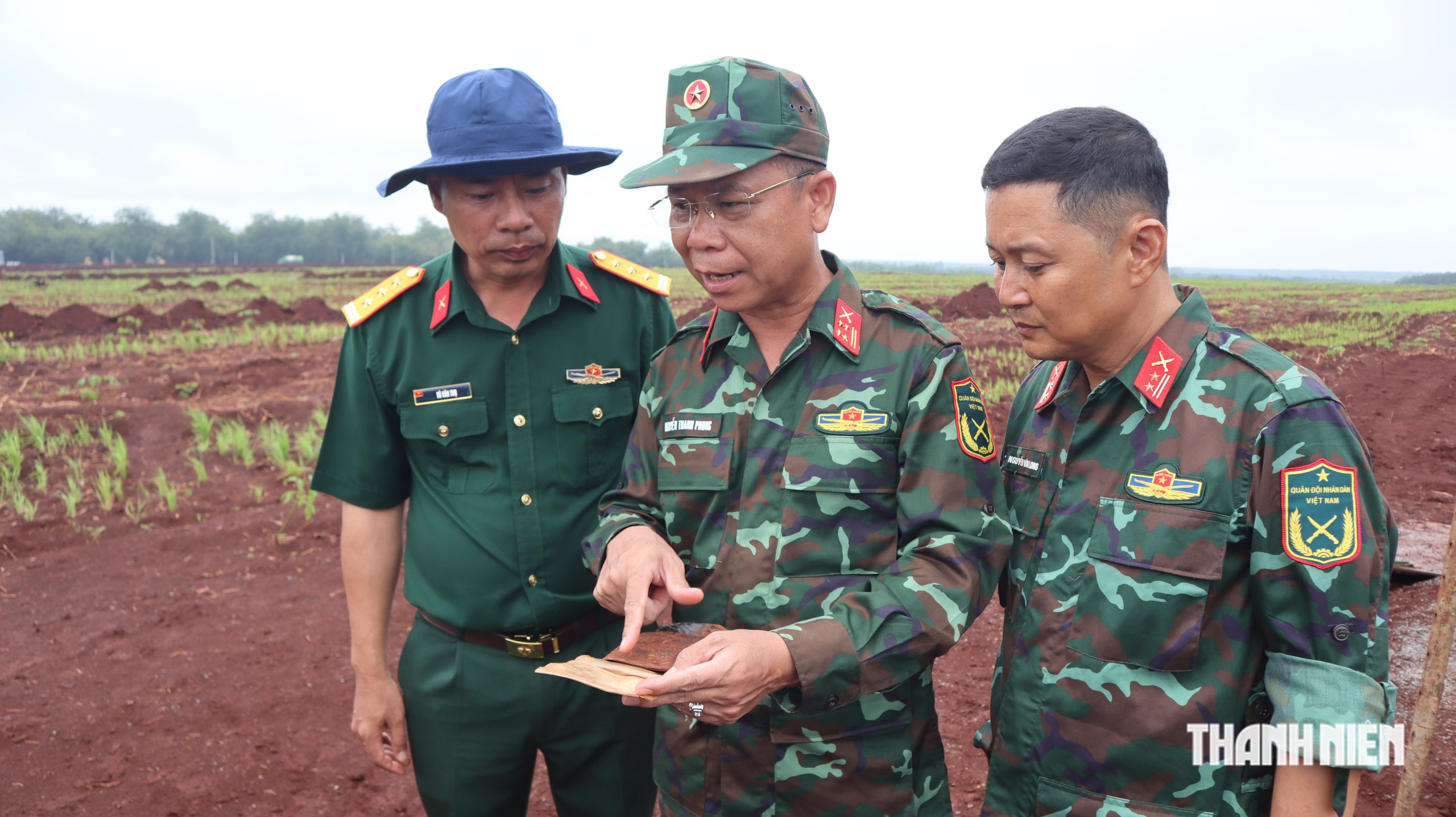 Phát hiện bức ảnh tập thể trong mộ tập thể từngcó cây bút khắc chữ 'Tiến Quy' - Ảnh 7.