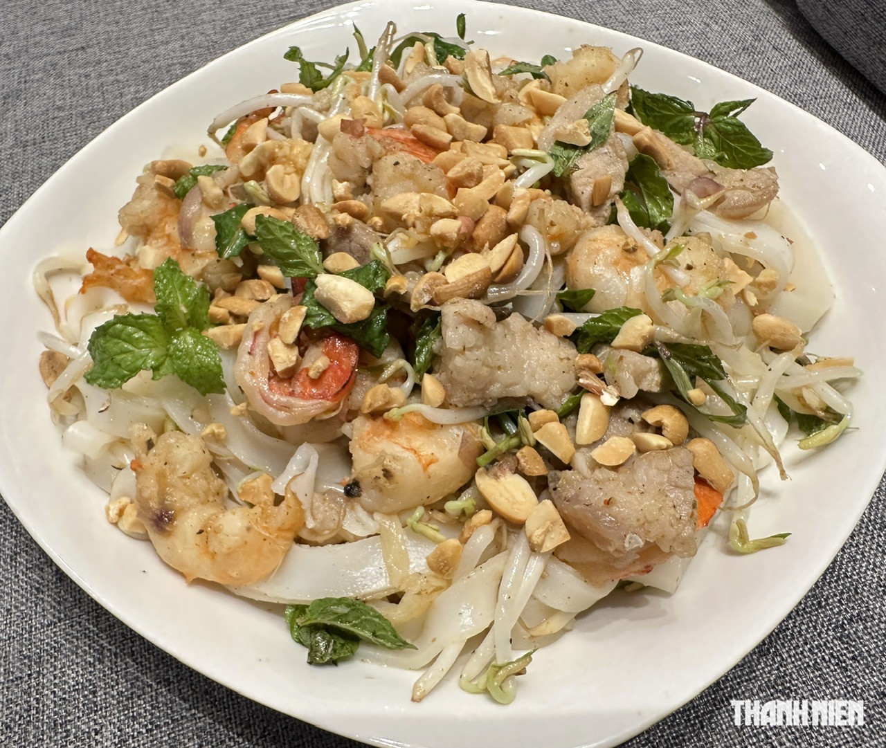 Mộc mạc mì Quảng trộn - Ảnh 1.
