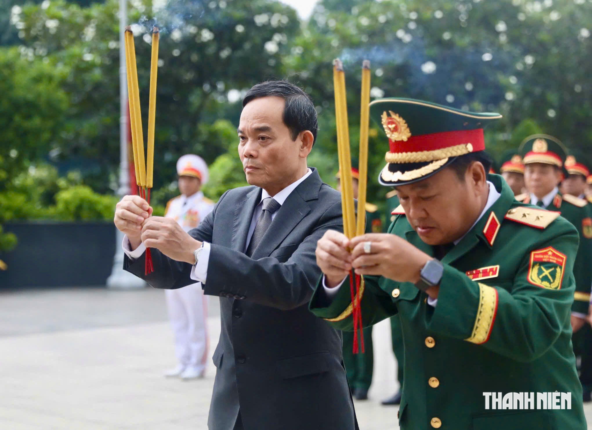 Bí thư Thành ủy TP.HCM Trần Lưu Quang dâng hương tri ân các anh hùng liệt sĩ - Ảnh 6.