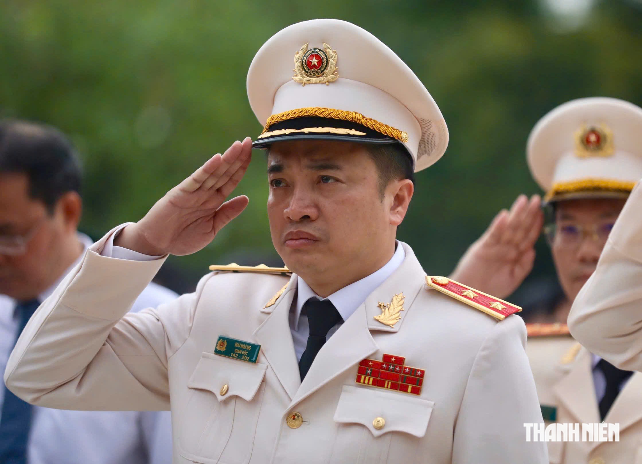 Bí thư Thành ủy TP.HCM Trần Lưu Quang dâng hương tri ân các anh hùng liệt sĩ - Ảnh 4.