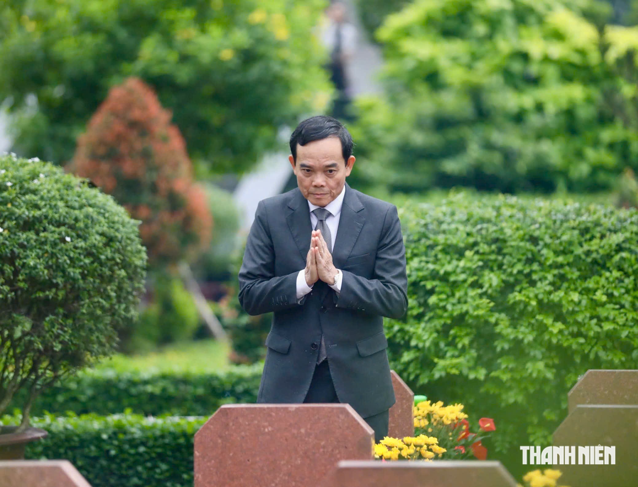 Bí thư Thành ủy TP.HCM Trần Lưu Quang dâng hương tri ân các anh hùng liệt sĩ - Ảnh 8.