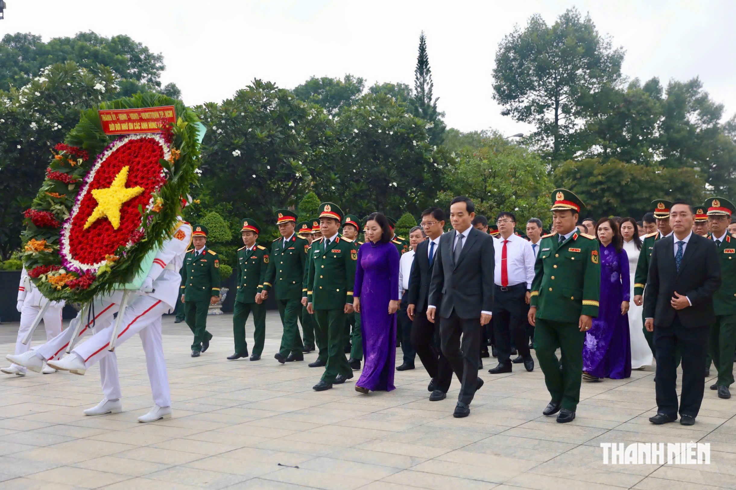 Bí thư Thành ủy TP.HCM Trần Lưu Quang dâng hương tri ân các anh hùng liệt sĩ - Ảnh 2.