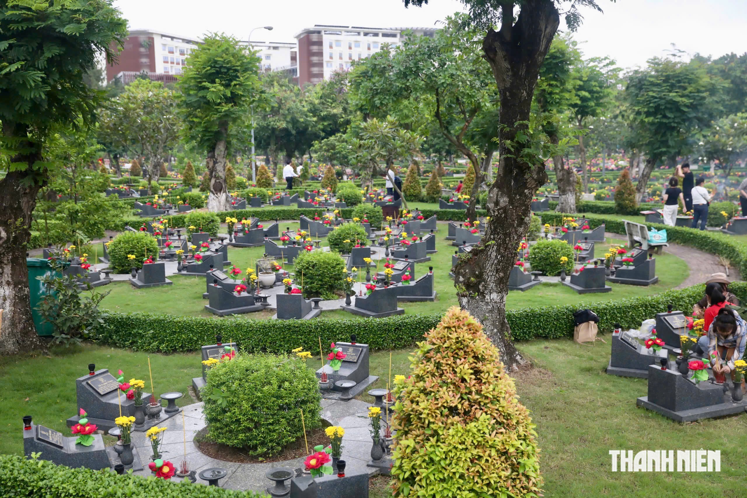 Bí thư Thành ủy TP.HCM Trần Lưu Quang dâng hương tri ân các anh hùng liệt sĩ - Ảnh 7.