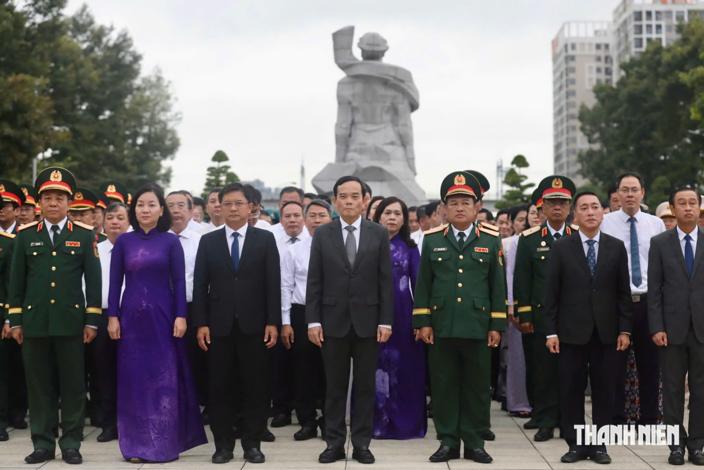 Bí thư Thành ủy TP.HCM Trần Lưu Quang dâng hương tri ân các anh hùng liệt sĩ - Ảnh 1.