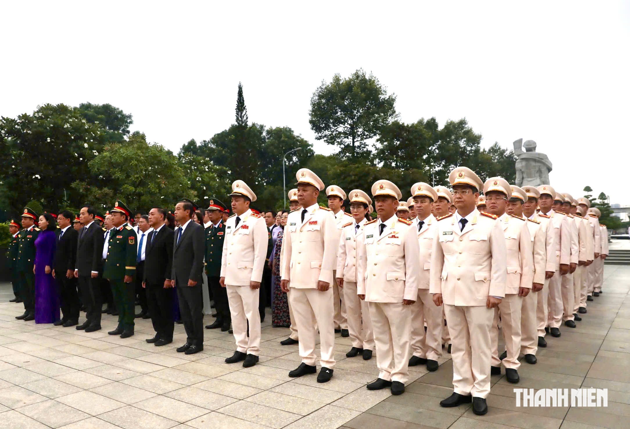 Bí thư Thành ủy TP.HCM Trần Lưu Quang dâng hương tri ân các anh hùng liệt sĩ - Ảnh 5.