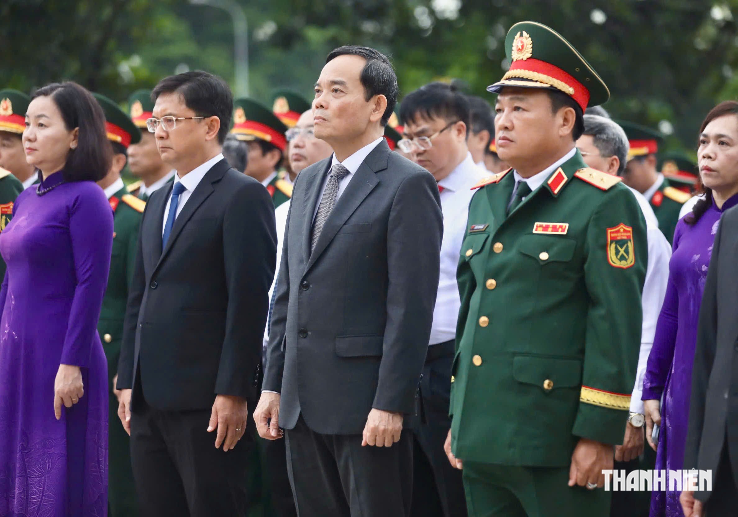 Bí thư Thành ủy TP.HCM Trần Lưu Quang dâng hương tri ân các anh hùng liệt sĩ - Ảnh 3.