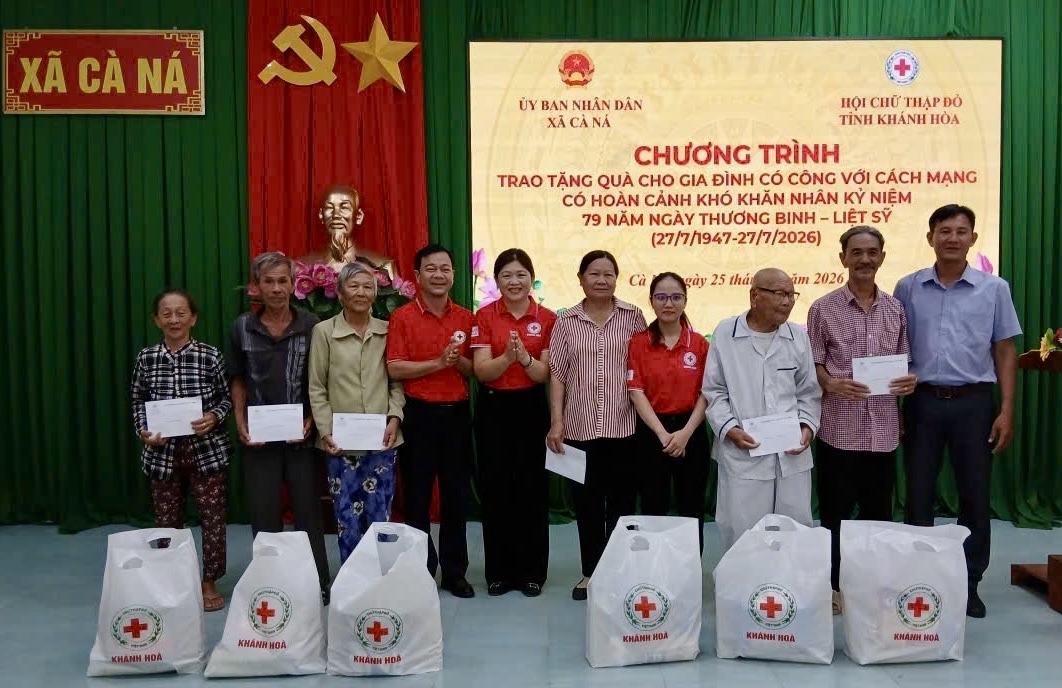 Hội Nhà báo Khánh Hòa và Hội Chữ thập đỏ tỉnh tặng quà gia đình chính sách - Ảnh 3.