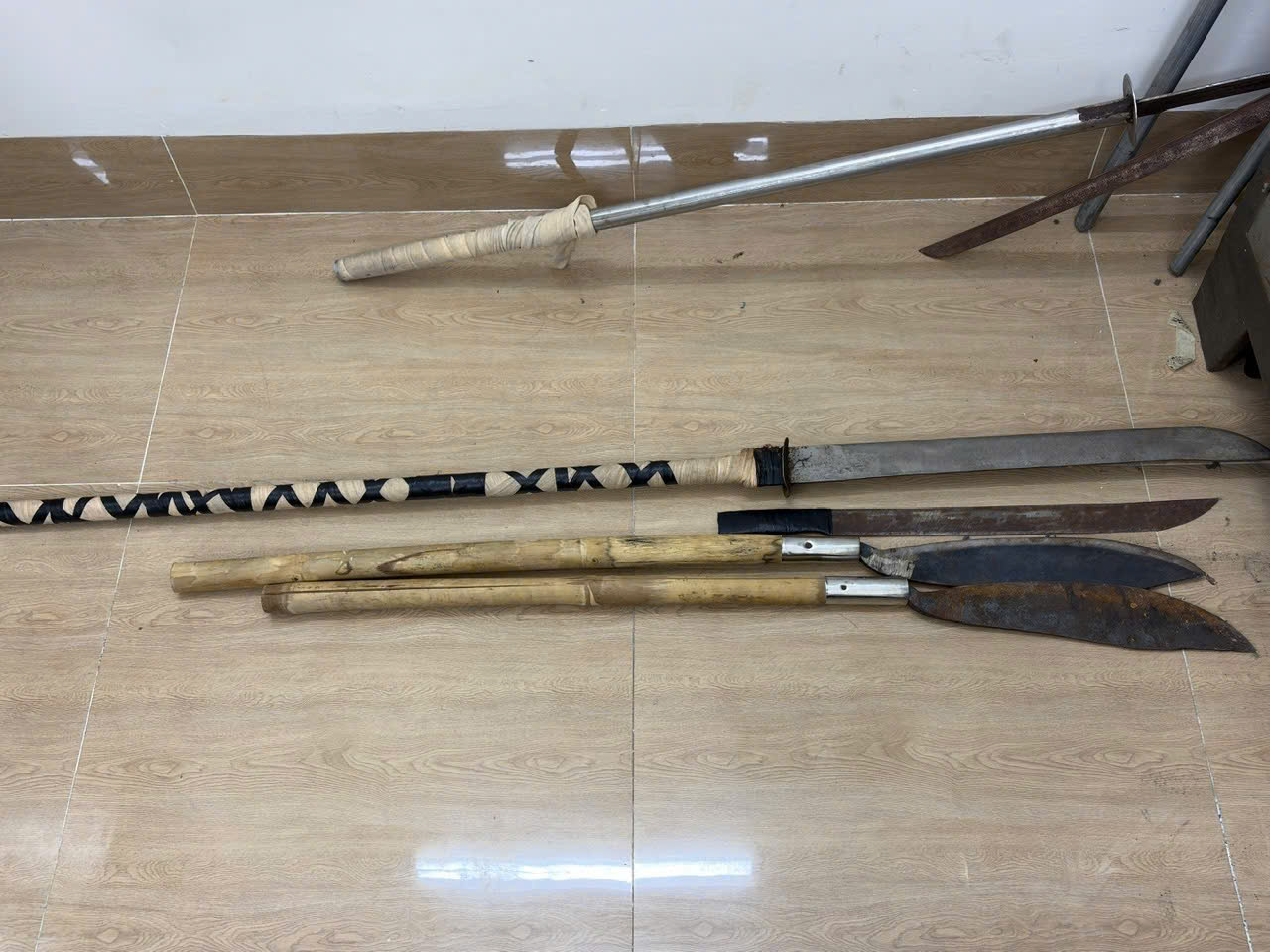 Mang hung khí đi tìm đối thủ, nhóm thanh thiếu niên chém nhầm người đi đường- Ảnh 2.