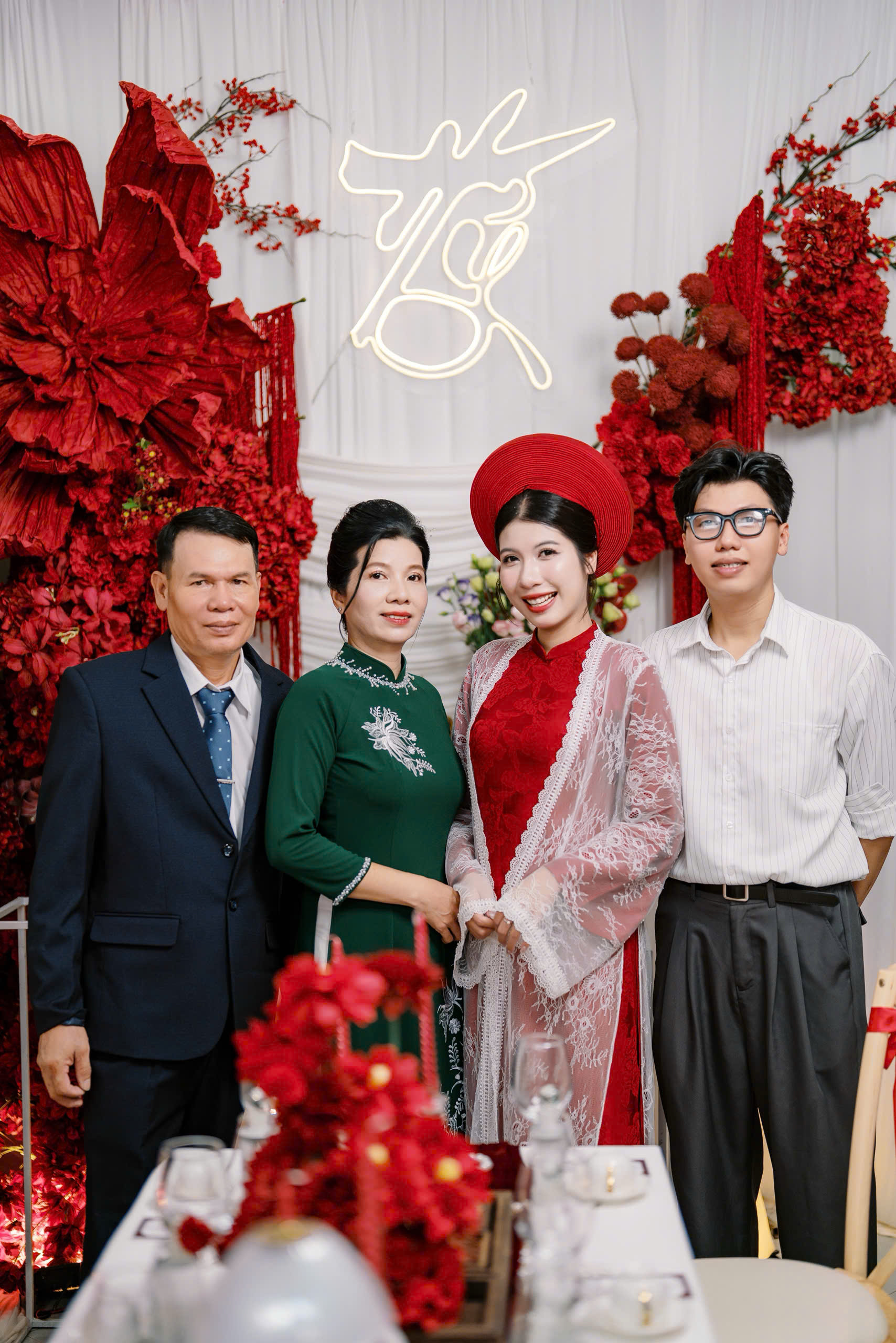 Con gái tái hiện áo dài cưới của mẹ sau 30 năm vì ý nghĩa đặc biệt - Ảnh 6.