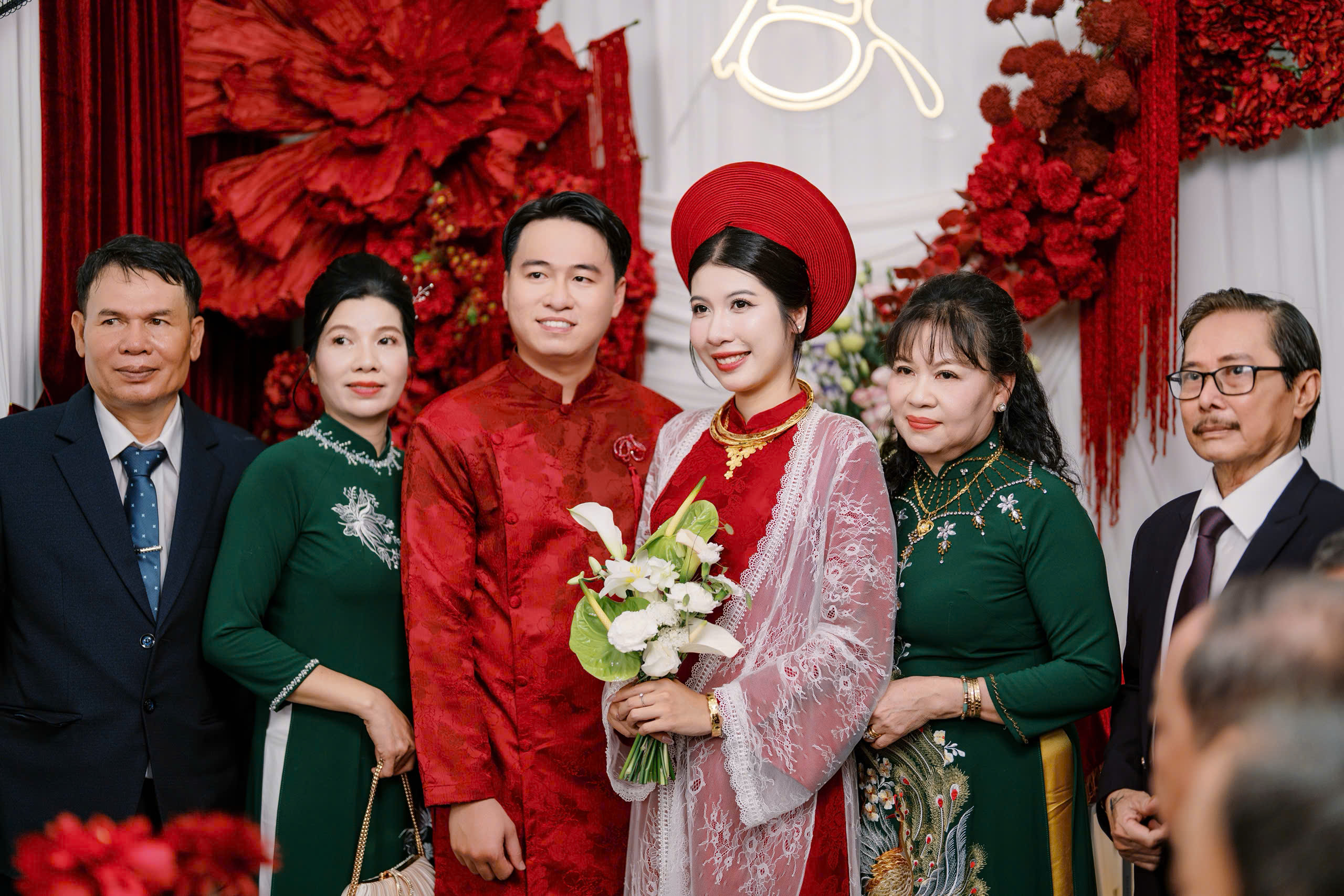 Con gái tái hiện áo dài cưới của mẹ sau 30 năm vì ý nghĩa đặc biệt - Ảnh 4.