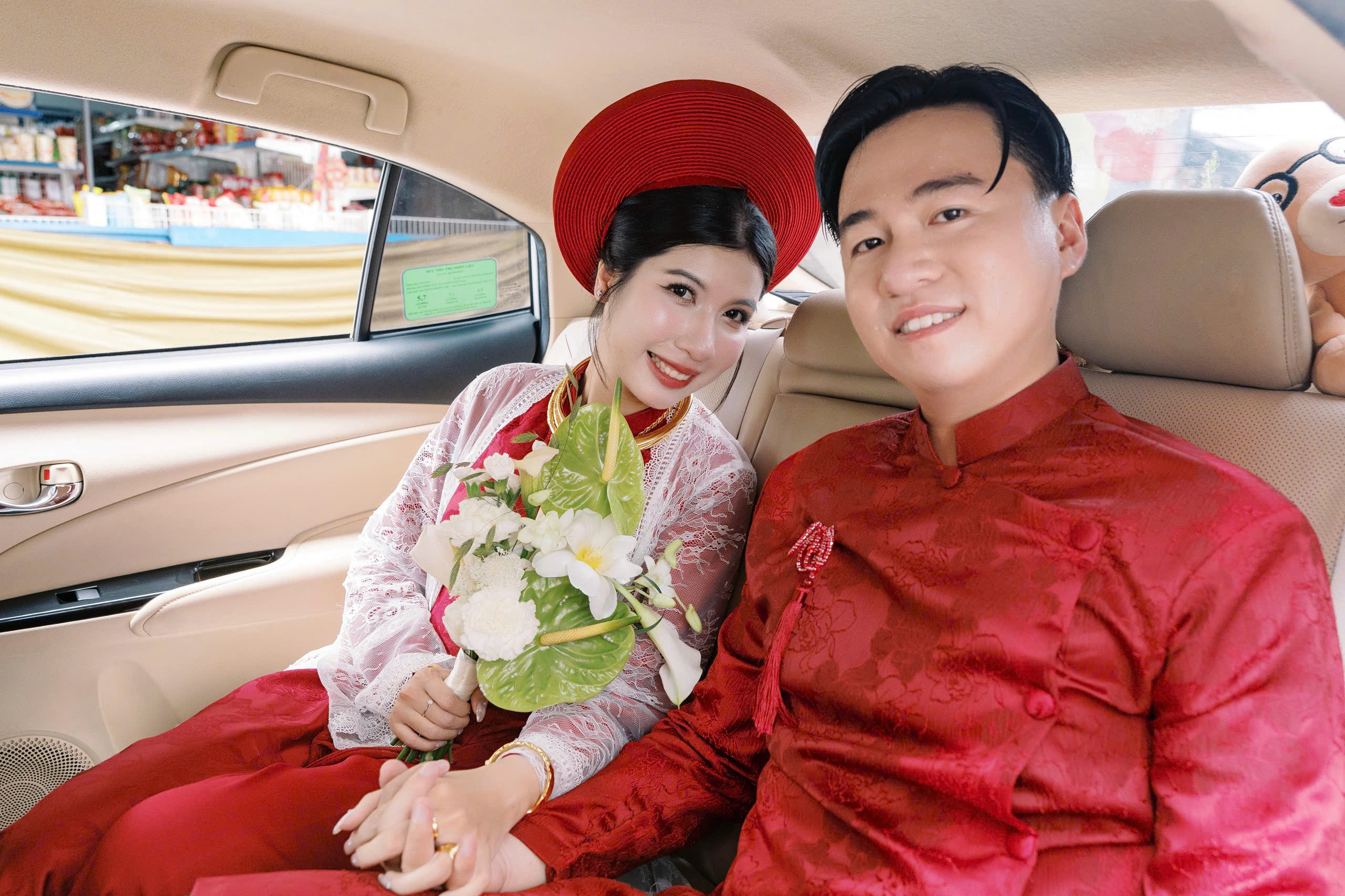 Con gái tái hiện áo dài cưới của mẹ sau 30 năm vì ý nghĩa đặc biệt - Ảnh 3.