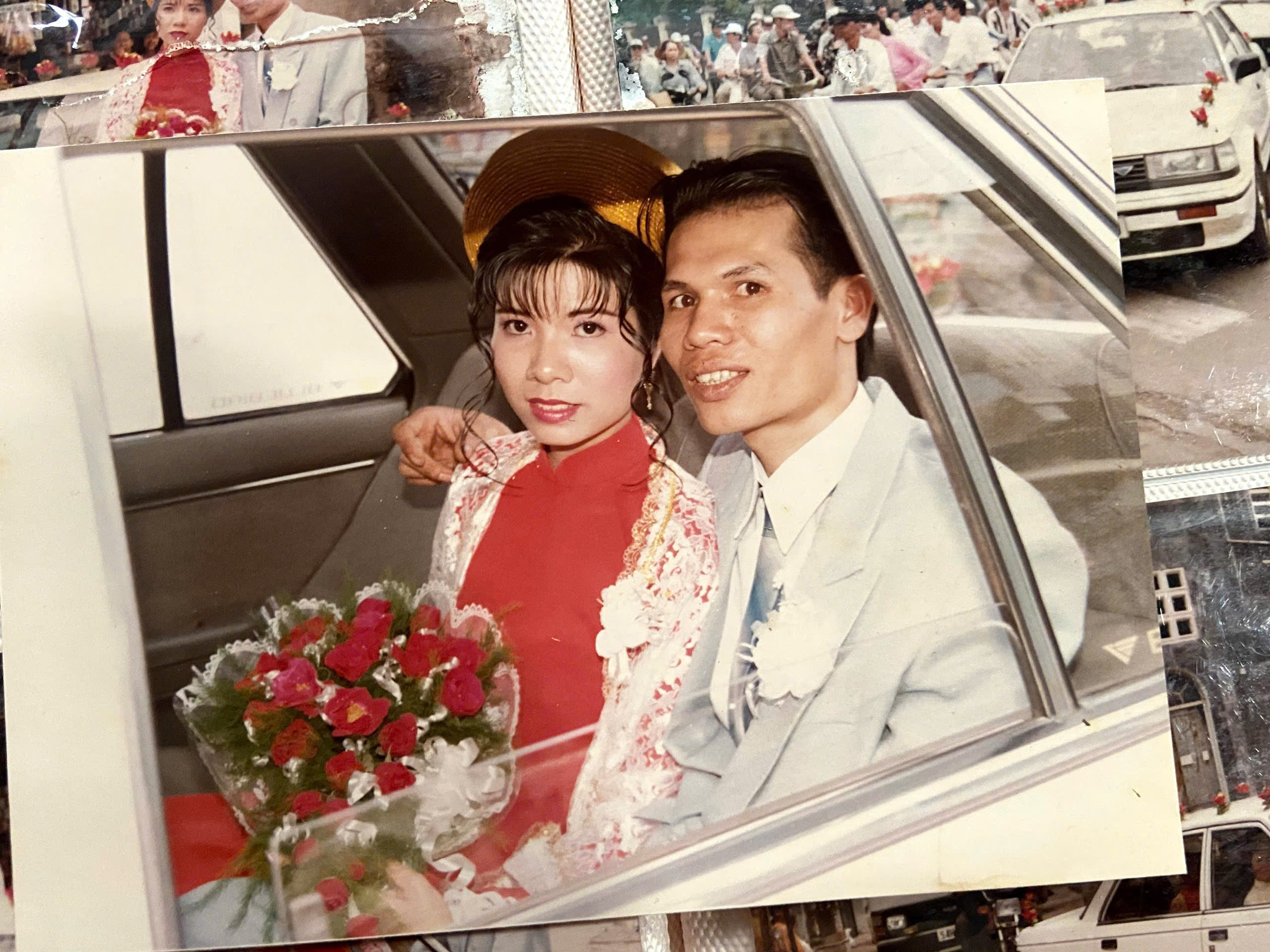 Con gái tái hiện áo dài cưới của mẹ sau 30 năm vì ý nghĩa đặc biệt - Ảnh 2.