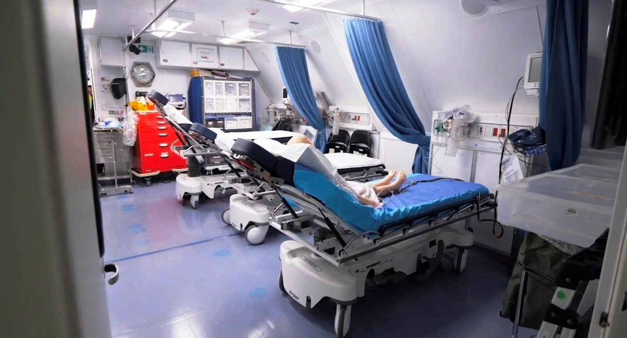 B&ecirc;n trong m&aacute;y bay MD-10 - bệnh viện bay duy nhất thế giới c&oacute; g&igrave; đặc biệt?- Ảnh 13.