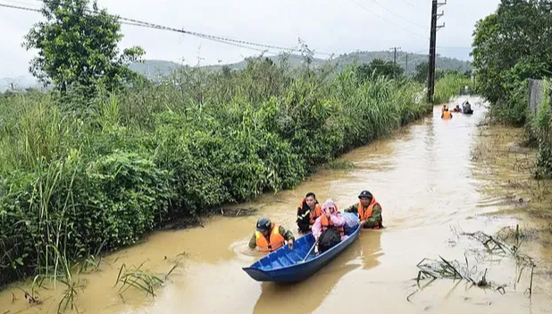 Mưa lớn g&acirc;y ngập ở Bảo Lộc, cảnh s&aacute;t giải cứu kịp thời 16 người mắc kẹt- Ảnh 1.