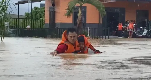 Mưa lớn g&acirc;y ngập ở Bảo Lộc, cảnh s&aacute;t giải cứu kịp thời 16 người mắc kẹt- Ảnh 2.