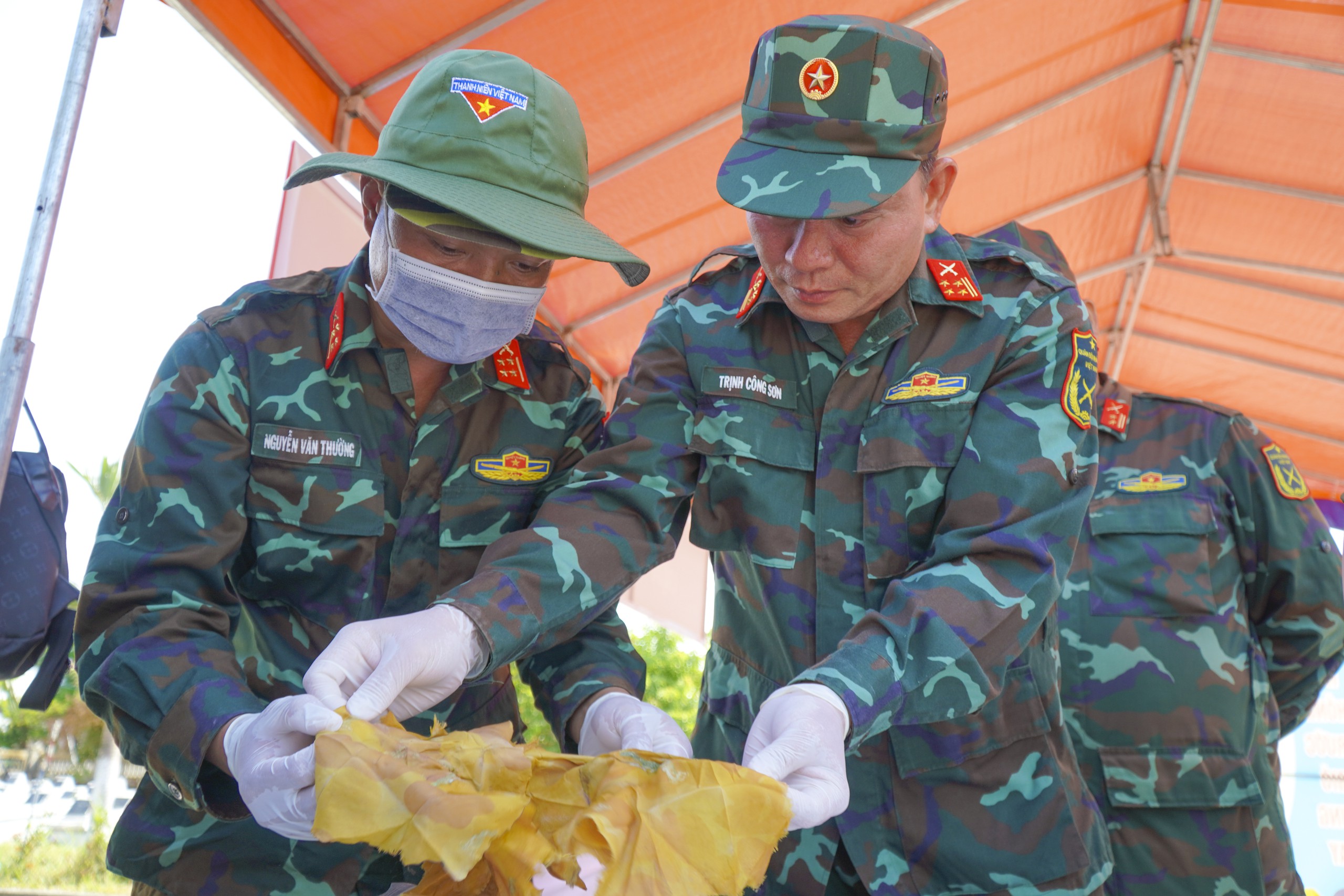 Phát hiện ảnh chân dung trong di vật liệt sĩ khi lấy mẫu ADN tại Quảng Ngãi - Ảnh 4.