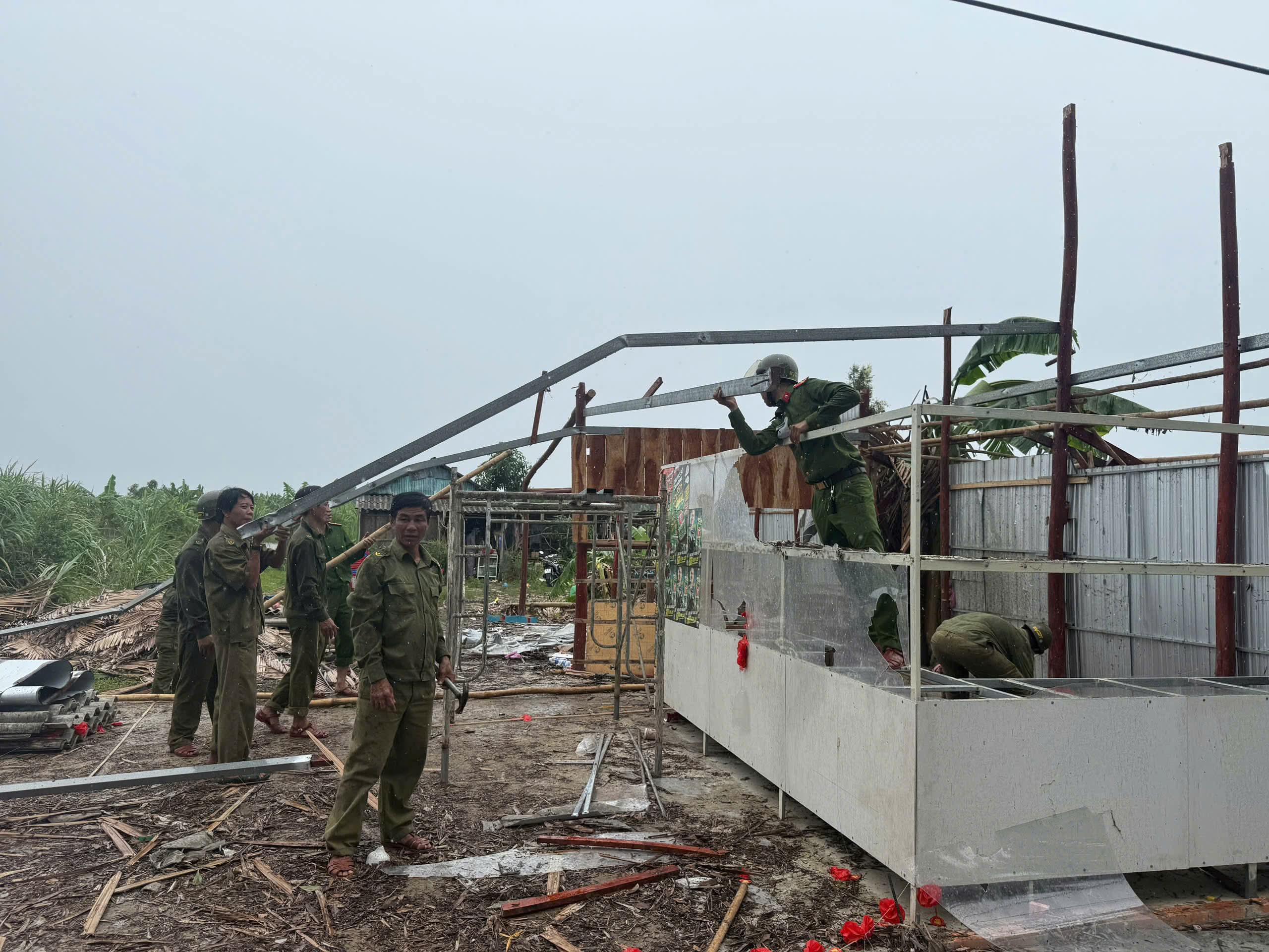 Cà Mau: Giông lốc kéo sập nhiều nhà dân, 1 thai phụ phải nhập viện cấp cứu- Ảnh 2.