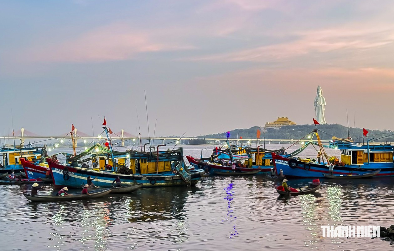 Cận cảnh mua bán hải sản 'độc lạ' nơi phiên chợ nổi ở cửa biển Quảng Ngãi- Ảnh 13.