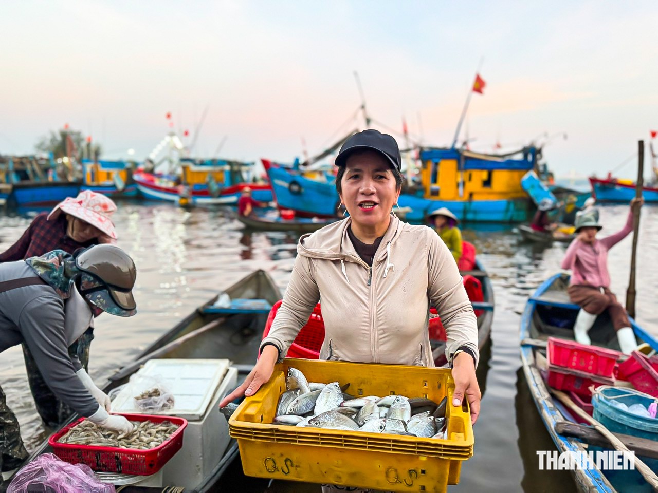 Cận cảnh mua bán hải sản 'độc lạ' nơi phiên chợ nổi ở cửa biển Quảng Ngãi- Ảnh 5.