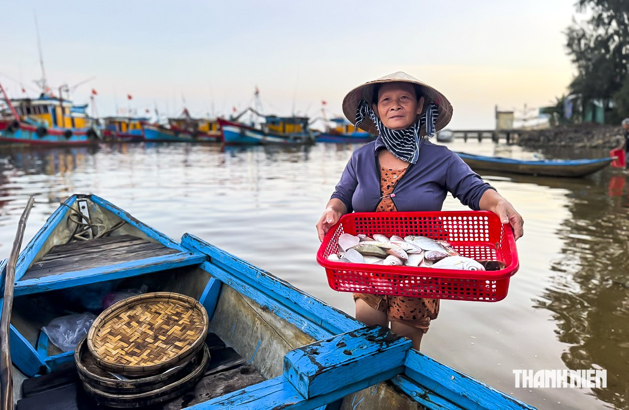 Cận cảnh mua bán hải sản 'độc lạ' nơi phiên chợ nổi ở cửa biển Quảng Ngãi- Ảnh 6.