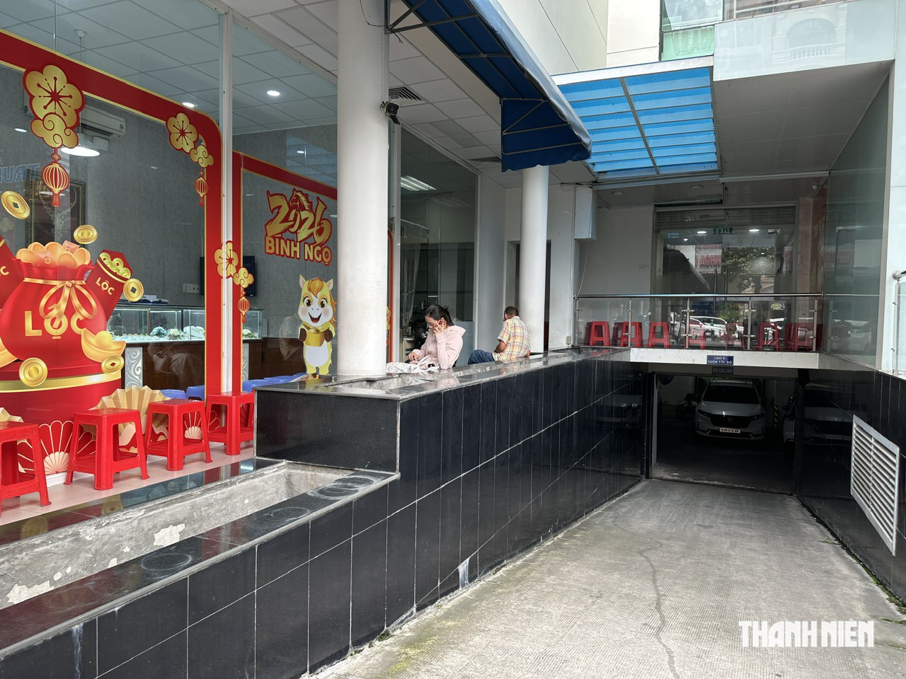 Cảnh đ&oacute;ng cửa, đ&igrave;u hiu tại c&aacute;c tiệm v&agrave;ng, kim cương - Ảnh 2.