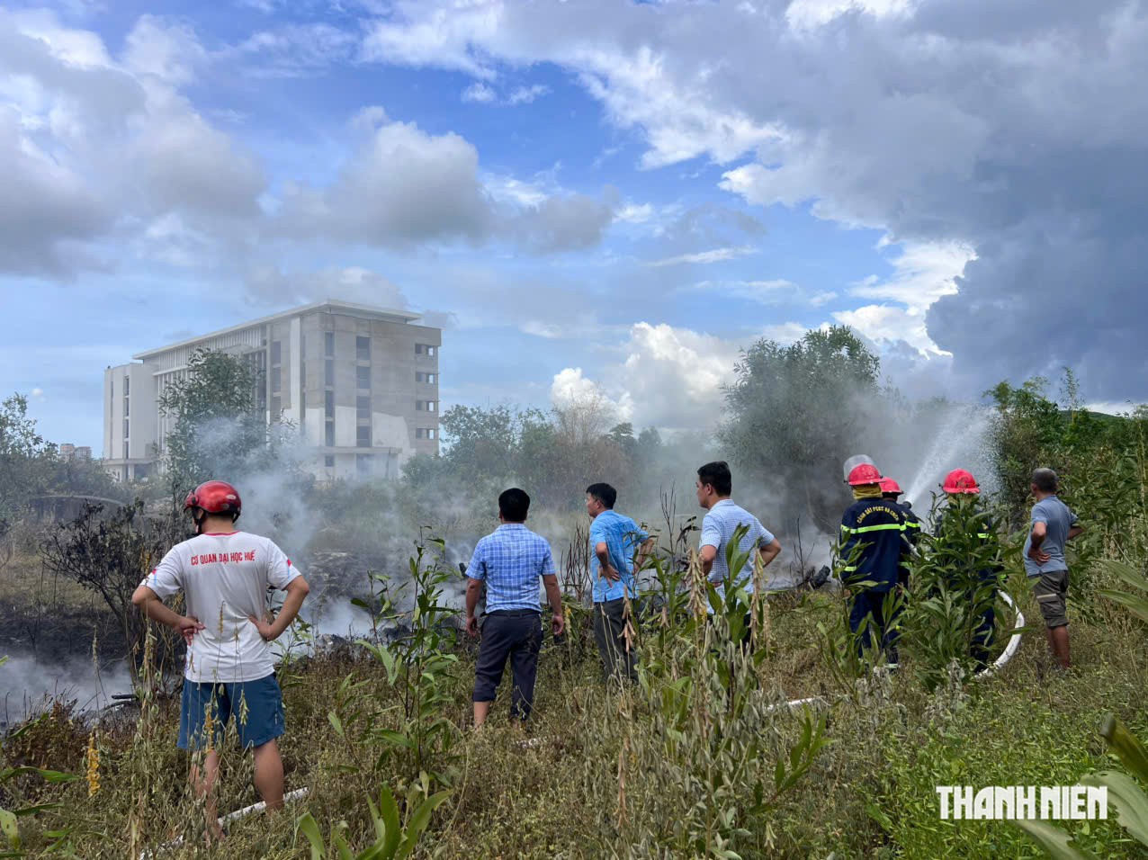 Kịp thời dập tắt đám cháy trên khu đất thuộc Đại học Huế - Ảnh 2.