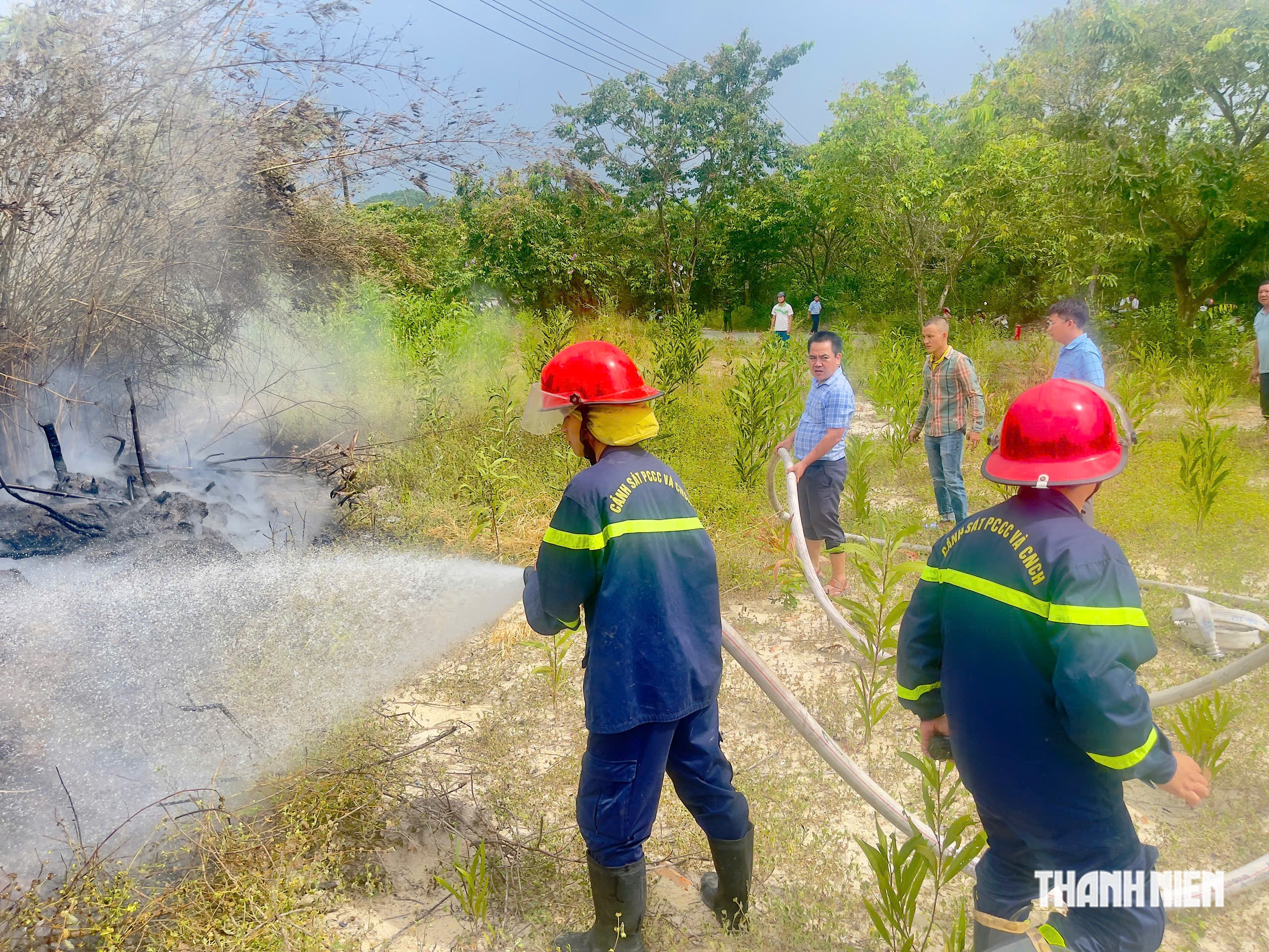 Kịp thời dập tắt đám cháy trên khu đất thuộc Đại học Huế - Ảnh 1.