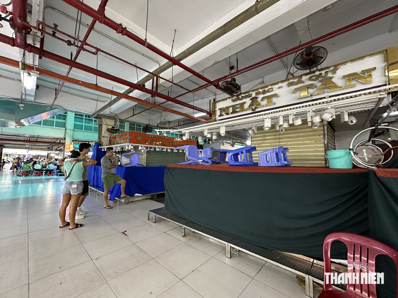 Cảnh đ&oacute;ng cửa, đ&igrave;u hiu tại c&aacute;c tiệm v&agrave;ng, kim cương - Ảnh 7.