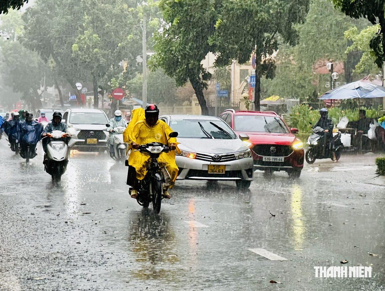 Miền Bắc mưa to kéo dài thêm 2 ngày, Nam bộ đến hết tháng - Ảnh 2.