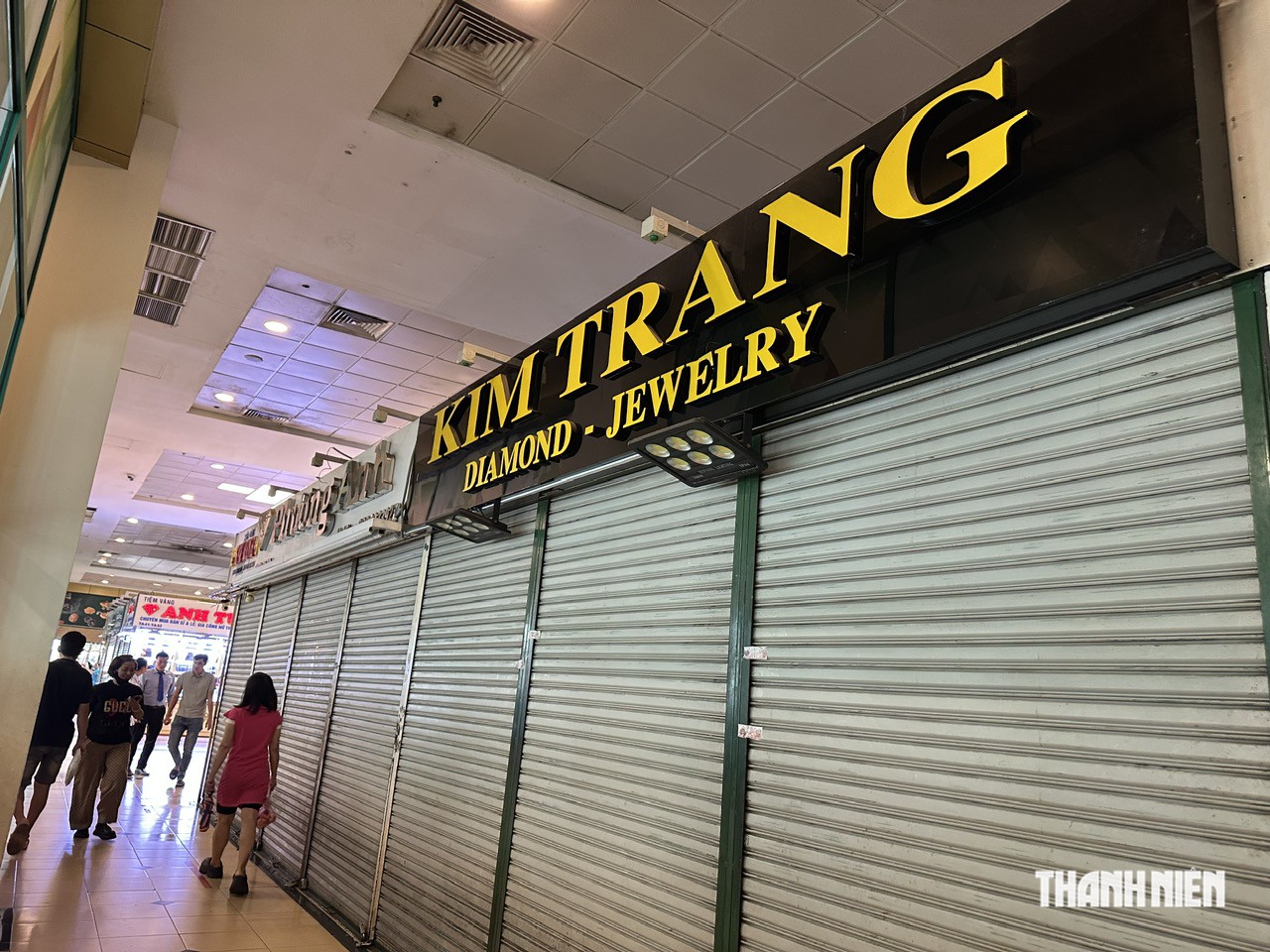 Cảnh đ&oacute;ng cửa, đ&igrave;u hiu tại c&aacute;c tiệm v&agrave;ng, kim cương - Ảnh 3.