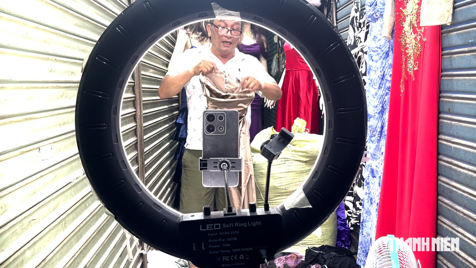  ‘Phiên chợ mạng’ giữa lòng chợ truyền thống - Ảnh 1.