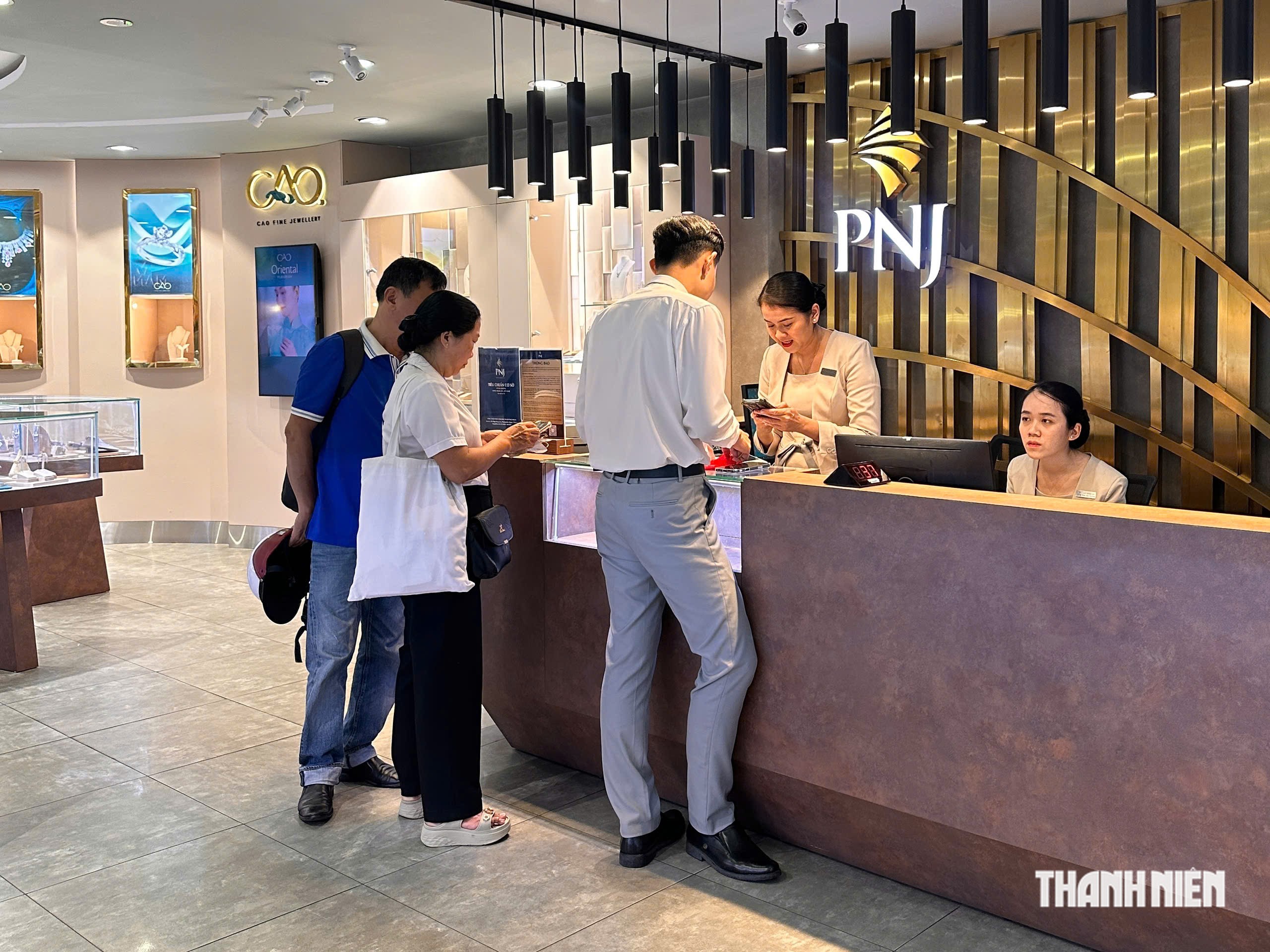 Khách bán nữ trang PNJ giảm- Ảnh 1.