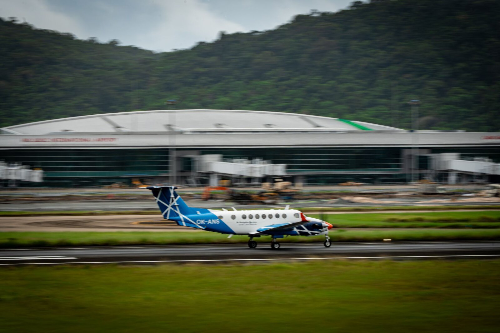 S&acirc;n bay Ph&uacute;Quốc đ&oacute;n chuyến bay hiệu chuẩn đầu ti&ecirc;n, c&ocirc;ng nghệ đ&egrave;n hiệu chưa từng c&oacute; - Ảnh 1.
