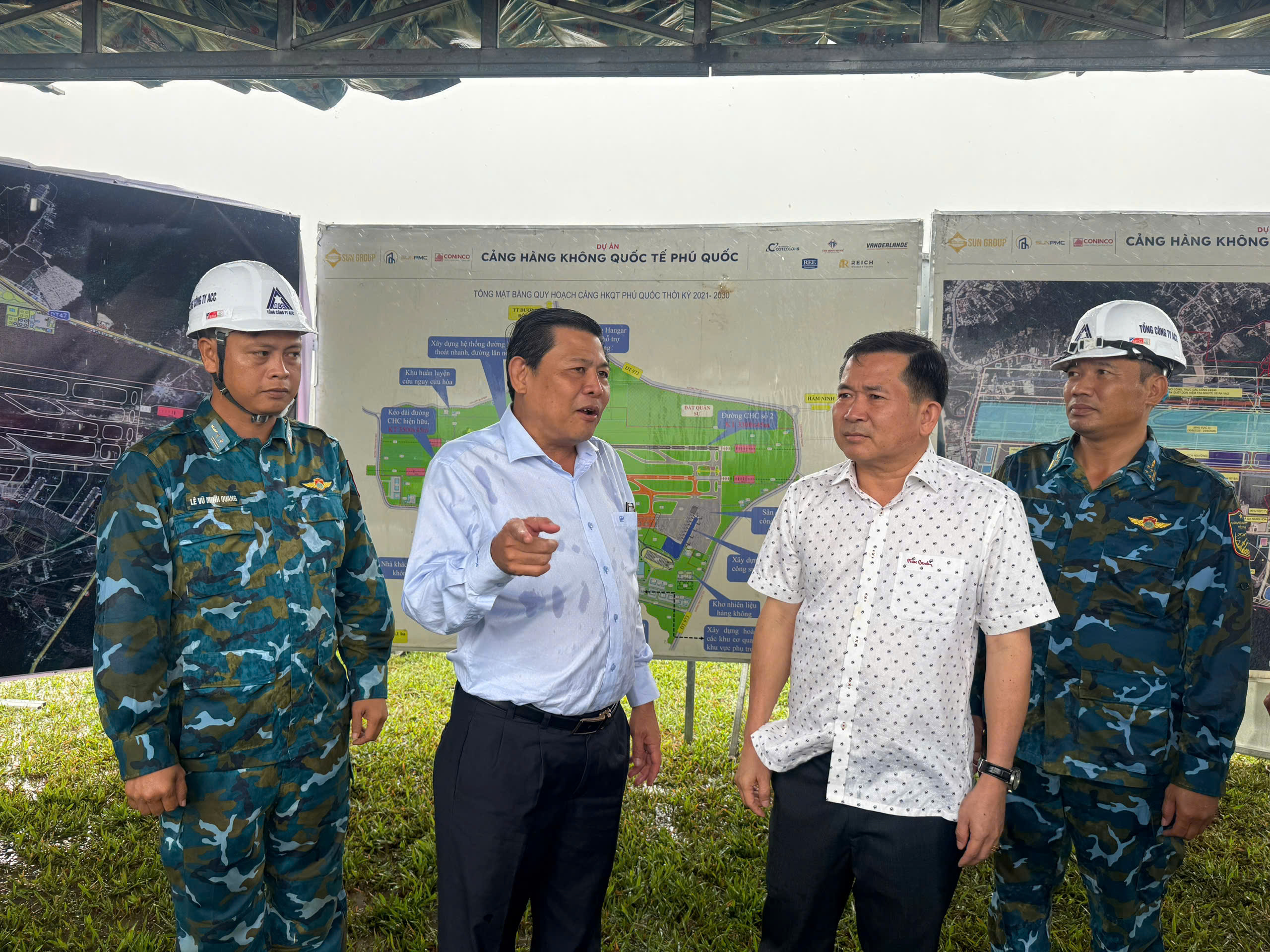Ông Đinh Văn Nơi tặng quà động viên công nhân thi công sân bay Phú Quốc- Ảnh 2.