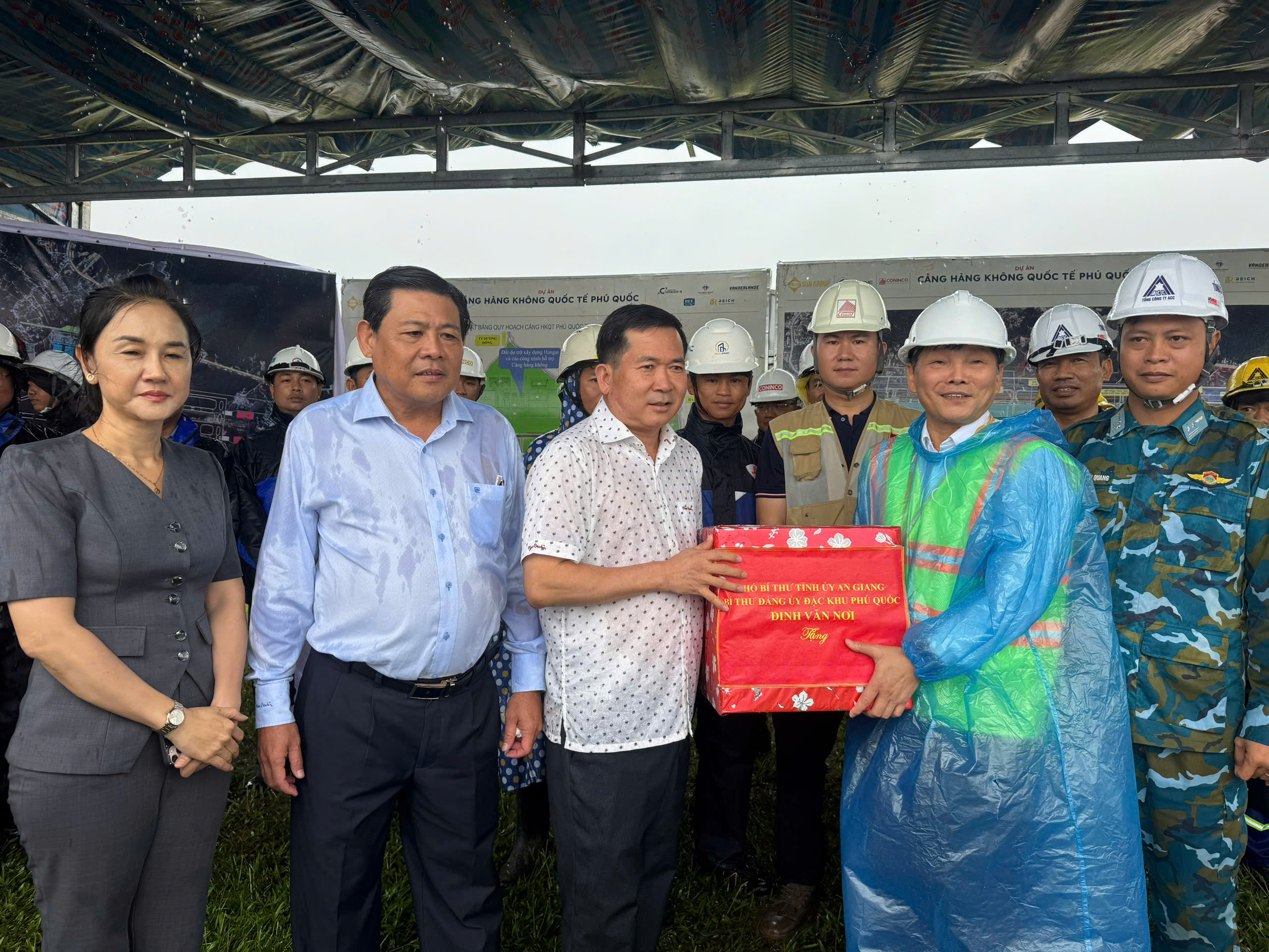 Ông Đinh Văn Nơi tặng quà động viên công nhân thi công sân bay Phú Quốc- Ảnh 1.