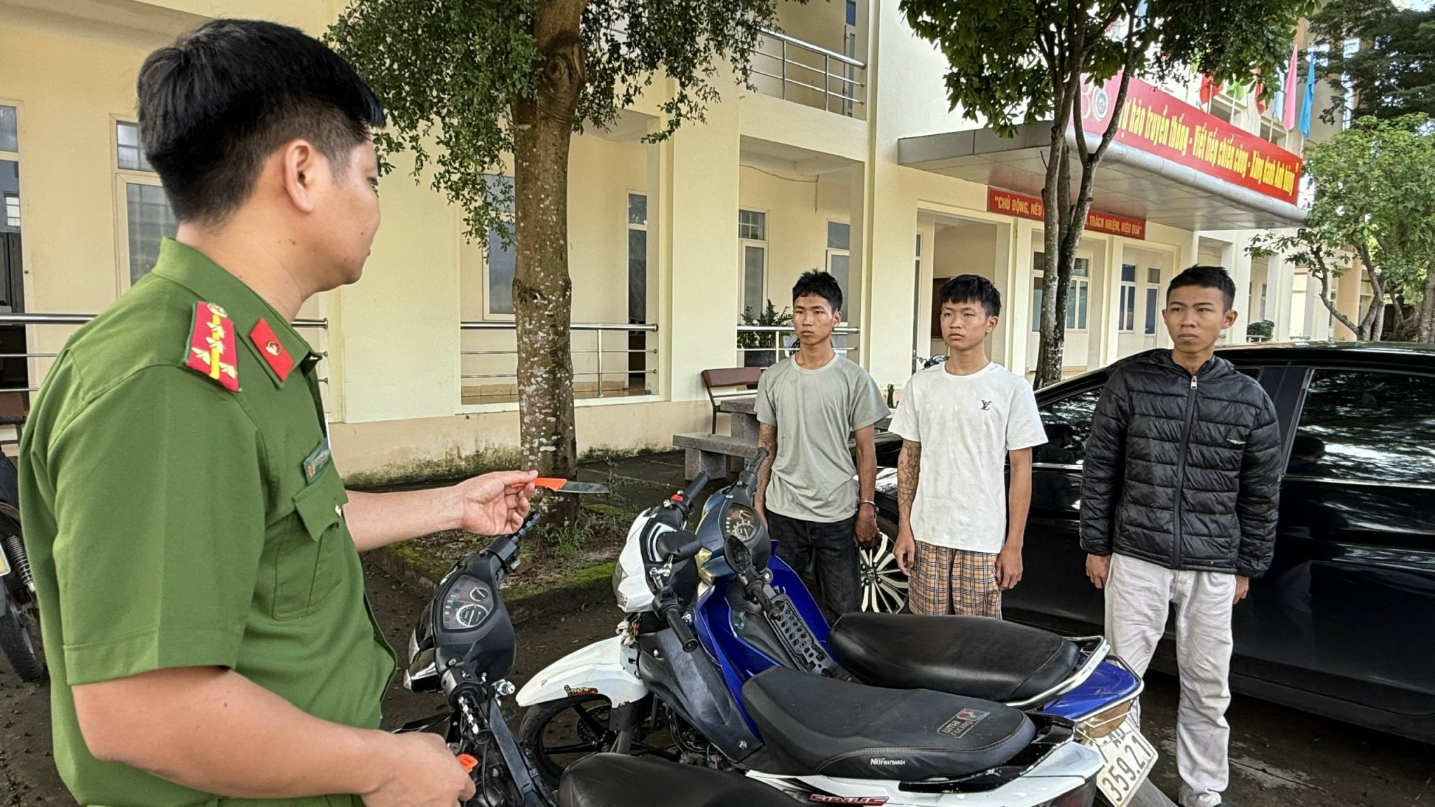Bắt giữ nghi phạm cầm đầu nhóm dùng dao cướp tài sản trong đêm- Ảnh 1.