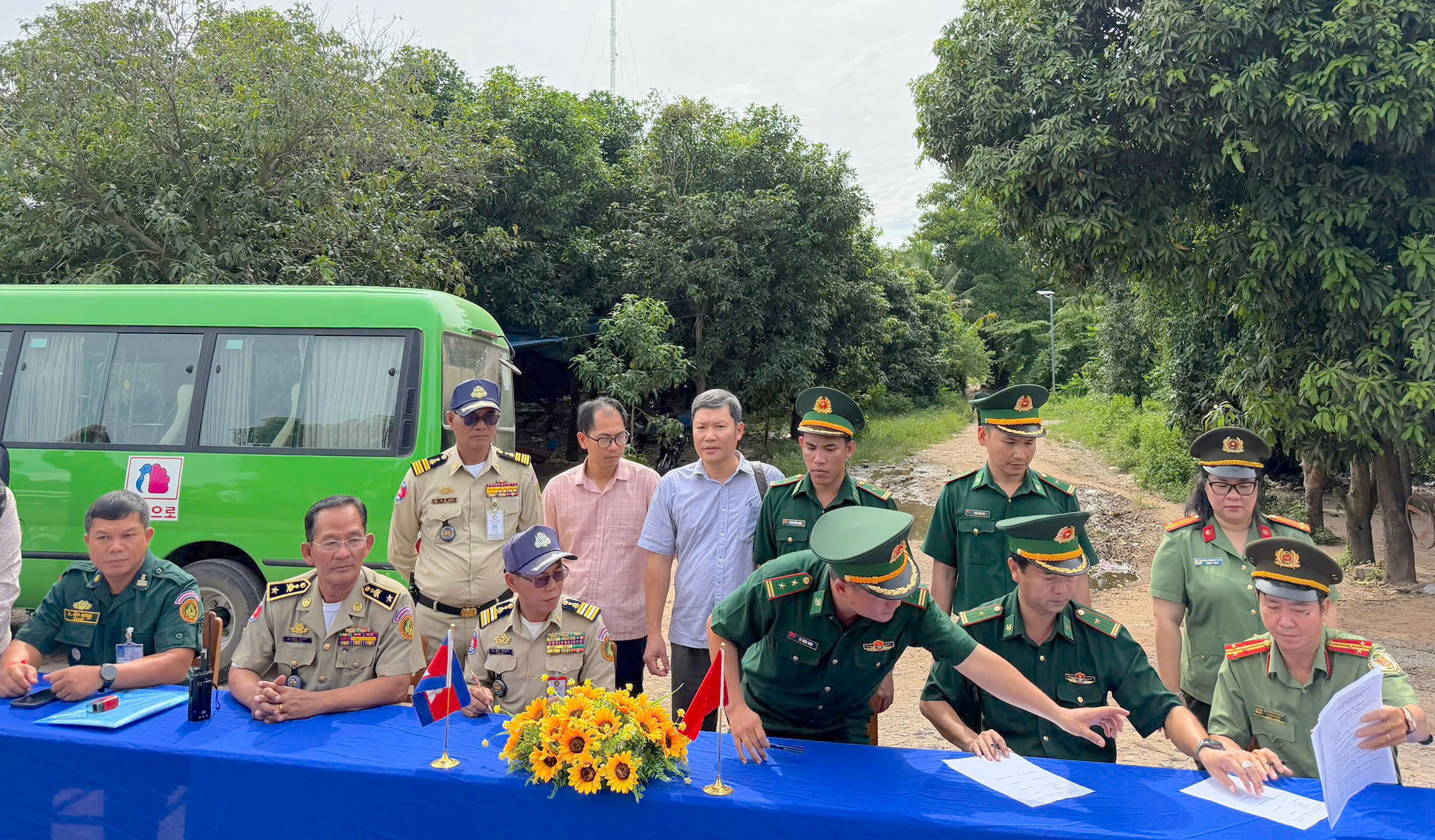 Lừa đảo trực tuyến, nhiều người bị Campuchia trục xuất về nước- Ảnh 2.