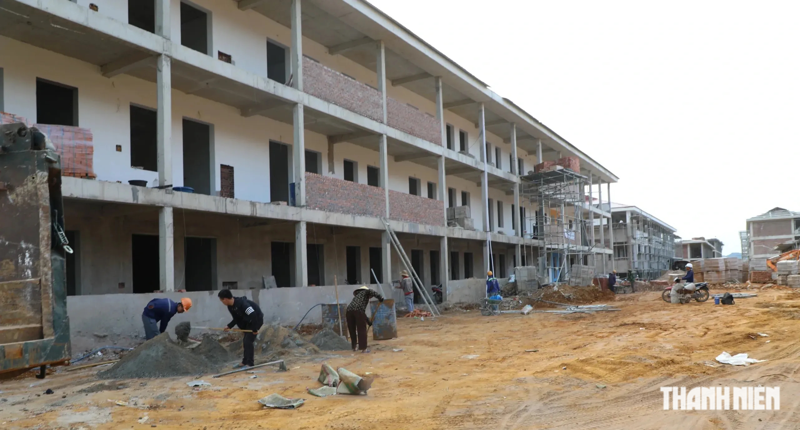 Đẩy nhanh tiến độ x&acirc;y trường đ&oacute;n năm học mới - Ảnh 1.